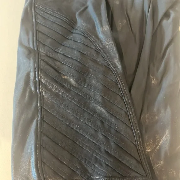 Spanx textured leggings (pleather looking) - Picture 5 of 8